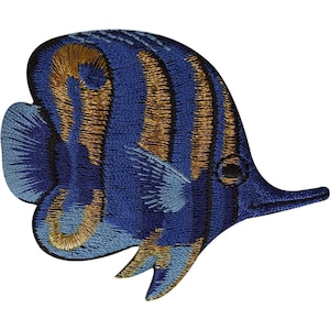 Puede incluir: Un parche bordado con forma de pez tropical. El pez presenta un cuerpo azul profundo con rayas verticales en oro metálico y detalles en azul claro. El diseño incluye un pequeño ojo negro y un hocico puntiagudo, con un contorno de hilo negro.