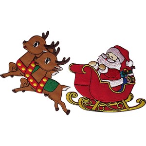 Può includere: Una toppa ricamata raffigurante due renne marroni con finimenti verdi e rossi, posizionate a sinistra di una slitta rossa che trasporta Babbo Natale. La slitta ha pattini gialli e contiene regali incartati nella parte posteriore.