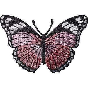 Op de afbeelding: Een geborduurde vlinderpatch met een verloop van roze en donkerrode tinten op de vleugels, geaccentueerd met zwarte randen en witte stippen. Het centrale lichaam en de voelsprieten zijn gestikt met effen zwarte draad voor een gedetailleerd insectontwerp.