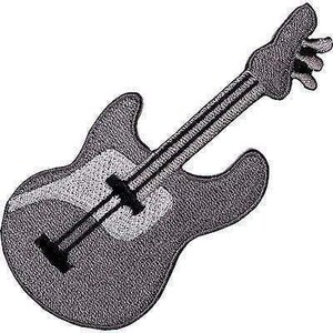 Pode incluir: Um emblema bordado em forma de guitarra elétrica. O instrumento apresenta um corpo e braço cinza-escuro com um escudo cinza-claro e detalhes pretos na ponte e na escala. O cabeçote inclui três tarraxas para afinação das cordas.