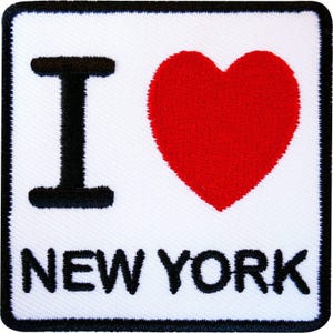 Peut inclure: Un écusson brodé carré avec un fond blanc et une bordure noire. Le motif présente une grande lettre I noire, un symbole de cœur rouge uni et les mots NEW YORK en lettres capitales noires centrés sous le cœur et la lettre.