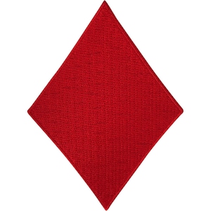 Pode incluir: Um emblema em forma de diamante com uma cor vermelha vibrante e uma superfície de tecido texturizado. As bordas são finalizadas com uma costura limpa, criando uma forma geométrica nítida que é simétrica e uniforme em todo o seu design.