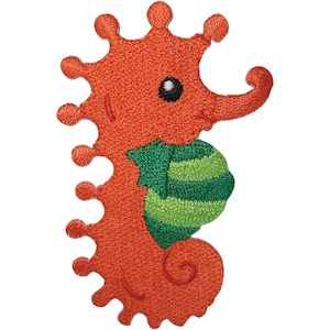 Op de afbeelding: Een geborduurde zeepaardje-patch met een feloranje lichaam en een gestructureerd steekpatroon. Het zeepaardje heeft een klein zwart oog en een opvallende, gebogen snuit. Een felgroene en limoengroene gestreepte vin is bevestigd aan het middengedeelte.