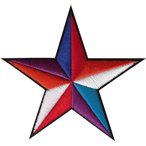 Puede incluir: Un parche en forma de estrella de cinco puntas con segmentos bordados en colores vibrantes que incluyen azul, rojo, blanco, morado y turquesa. La estrella tiene un borde negro distintivo que delinea su forma, con hilo denso en cada sección.