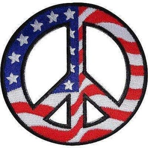 Peut inclure: Un écusson brodé circulaire représentant le symbole de la paix. Le motif intègre le drapeau américain avec un champ bleu parsemé d'étoiles blanches sur la gauche et des rayures horizontales rouges et blanches sur toute la forme circulaire.