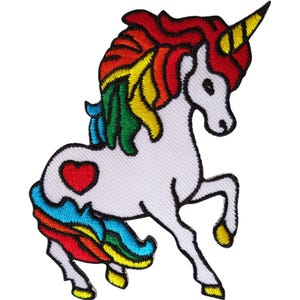 Può includere: Una toppa ricamata termoadesiva raffigurante un unicorno bianco con criniera e coda dai colori dell'arcobaleno. L'unicorno presenta un corno giallo, un cuore rosso sul fianco e zoccoli gialli, il tutto rifinito con un bordo in filo nero.