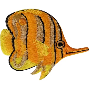Puede incluir: Un parche bordado termoadhesivo con forma de pez mariposa. El pez es de color amarillo brillante y naranja con rayas verticales negras, un hocico puntiagudo y un pequeño ojo circular negro. El bordado presenta un patrón de hilo denso y texturizado.