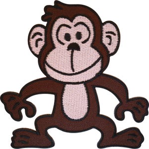 Op de afbeelding: Een geborduurde patch met een cartoon-aap met donkerbruine vacht en een lichtroze gezicht, oren en buik. De aap heeft een brede, glimlachende uitdrukking met zwarte geborduurde contouren, zwarte ogen en een kleine zwarte neus op een witte achtergrond.