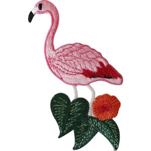 Könnte beinhalten: Ein gestickter Aufbügler in Form eines rosa Flamingos, der auf zwei dünnen weißen Beinen steht. Der Flamingo hat einen schwarz gespitzten Schnabel und dunkelrote Flügel. Unter dem Vogel befinden sich zwei dunkelgrüne Blätter und eine orangefarbene Hibiskusblüte.