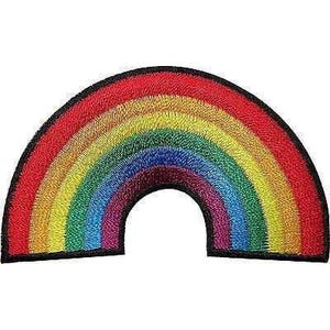 Peut inclure: Un écusson brodé en forme de demi-cercle représentant un arc-en-ciel aux couleurs vives. L'arc se compose de bandes concentriques de fils rouge, orange, jaune, vert, bleu et violet, le tout entouré d'une bordure noire épaisse et cousue.