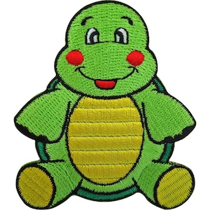 Peut inclure: Un écusson brodé représentant une tortue de dessin animé avec un corps vert vif, un ventre jaune et des joues rouges. La tortue a un visage souriant avec des contours noirs, de grands yeux blancs et une petite bouche rouge. Le tout est bordé de noir.