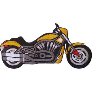 Puede incluir: Un parche bordado con la forma de una motocicleta. La motocicleta es principalmente amarilla con detalles en negro, gris y blanco. Presenta un bloque de motor prominente, tubos de escape dobles y dos ruedas con llantas blancas y neumáticos negros.