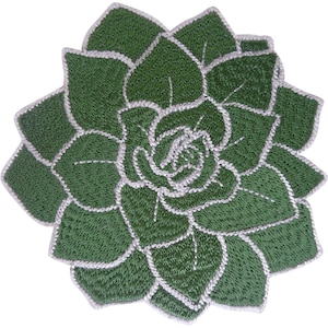Può includere: Una toppa ricamata a forma di pianta succulenta. Il design presenta foglie appuntite sovrapposte di un colore verde bosco profondo, con ogni singola foglia delineata da un filo bianco brillante, creando un motivo botanico chiaro e contrastato.