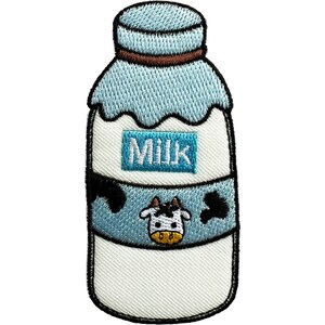 Può includere: Una toppa ricamata a forma di bottiglia di latte con tappo azzurro e corpo bianco. Un'etichetta rettangolare blu presenta il testo bianco Milk. Sotto l'etichetta, una fascia azzurra mostra macchie nere di mucca e il muso di una mucca.