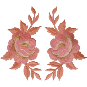 Può includere: Due toppe ricamate simmetriche raffiguranti fiori di rosa rosa con centri dorati e foglie dettagliate. I disegni floreali sono specchiati e mostrano un intricato lavoro di filo nelle tonalità corallo e pesca, creando un set coeso di applicazioni tessili decorative per indumenti.