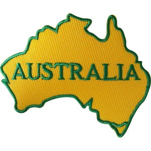 Op de afbeelding: Een geborduurde patch in de vorm van de kaart van Australië. De patch heeft een felgele achtergrond met een groene rand en het woord AUSTRALIA is in groene hoofdletters in het midden van de vorm geborduurd.