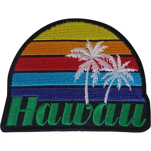 Puede incluir: Un parche bordado con un borde superior semicircular que presenta un diseño de atardecer en franjas horizontales de color amarillo, naranja, rojo, azul claro y azul oscuro. Dos palmeras blancas están bordadas sobre las franjas, con la palabra Hawaii en verde.