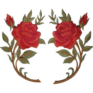 Puede incluir: Dos parches bordados simétricos que presentan rosas rojas vibrantes con centros de color rojo intenso, acompañadas de hojas verdes, tallos y pequeños capullos de rosa. Los diseños se curvan hacia afuera con detalles precisos.