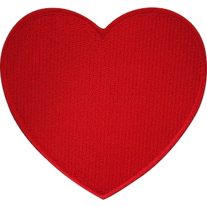 Puede incluir: Un parche en forma de corazón de color rojo brillante que presenta una superficie de tela densa y texturizada con un borde cosido limpio. El objeto es simétrico, mostrando un color rojo sólido y vibrante en toda su superficie y una parte superior redondeada.