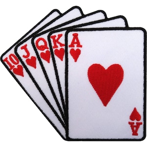 Könnte beinhalten: Ein Set aus fünf gestickten Aufnähern in Form von Spielkarten, die einen Royal Flush in Herz darstellen. Jede weiße Karte hat einen schwarzen Rand und rote Symbole und zeigt die 10, Bube, Dame, König und Ass von Herz in einer Fächeranordnung.