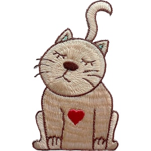 Op de afbeelding: Een geborduurde patch van een lichtbruine kat met een donkerbruine omlijning. De kat heeft gesloten ogen, een donkerbruine neus en een klein rood hartje op de borst. De kat zit met de staart in een verticale krul omhoog gericht.