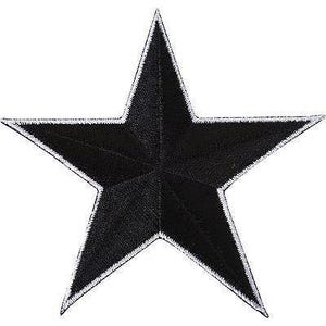 Puede incluir: Un parche de estrella de cinco puntas con bordado negro y un borde cosido en blanco. El diseño incluye un sombreado dimensional sutil creado por la dirección del hilo, lo que le da a la estrella una apariencia texturizada y bien definida.