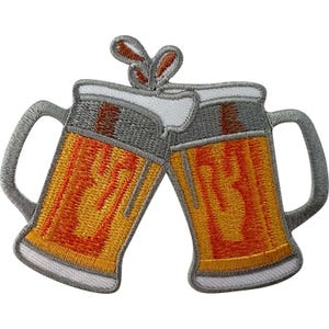 Può includere: Una toppa ricamata raffigurante due boccali di birra che si scontrano. I boccali sono riempiti con un liquido arancione dorato, sormontati da schiuma bianca e dotati di manici grigi. Il design include piccoli schizzi di schiuma in alto.
