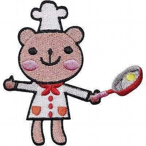 Puede incluir: Un parche bordado que muestra un oso de color marrón claro con un gorro de chef blanco y una chaqueta de chef blanca con pajarita roja, botones rojos y bolsillos naranjas. El oso sostiene una sartén roja con un huevo frito amarillo.