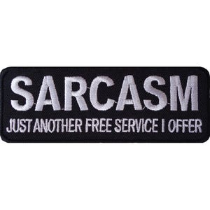 Puede incluir: Un parche rectangular negro bordado con esquinas redondeadas que presenta el texto blanco SARCASM en una fuente grande y negrita en la línea superior y el texto JUST ANOTHER FREE SERVICE I OFFER en una fuente blanca más pequeña abajo.