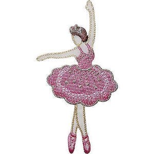 Può includere: Una toppa ricamata raffigurante una ballerina con tutù rosa e scarpette da danza abbinate. La figura è ritratta in una posa di danza con un braccio sollevato, contornata da filo dorato e arricchita da piccoli dettagli scintillanti sulla gonna.