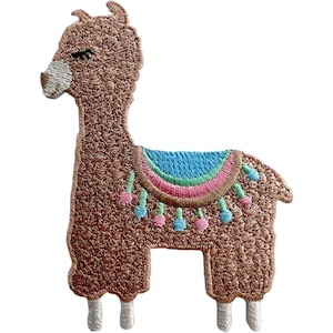 Könnte beinhalten: Ein brauner Lama-Aufnäher mit weißer Schnauze und geschlossenen Augen. Das Lama trägt eine bunte Satteldecke mit horizontalen Streifen in Blau, Pink und Grün, die am unteren Rand mit kleinen, herabhängenden Bommeln verziert ist.