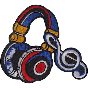Op de afbeelding: Een geborduurde patch met een koptelefoon in blauw, rood en geel, waarin een witte vioolsleutel is verwerkt. De koptelefoon heeft een zwarte omlijning en is voorzien van gedetailleerd stikwerk over het gehele kleurrijke textielontwerp.