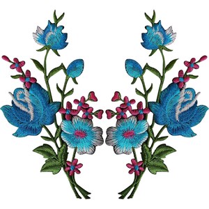 Könnte beinhalten: Ein Paar symmetrische, bestickte Blumenaufnäher mit großen blauen Rosen, kleineren hellblauen Blüten und winzigen rosa Blumen mit grünen Stielen und Blättern. Die filigrane Stickarbeit erzeugt ein detailliertes botanisches Design auf dem Untergrund.