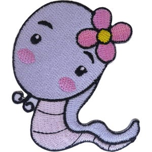 Op de afbeelding: Een geborduurde patch van een lichtpaarse worm met een grote kop, zwarte ogen en roze wangen. De worm heeft een roze bloem met een geel hartje op de kop en een lichtroze gesegmenteerd lichaam met een gekrulde staart.