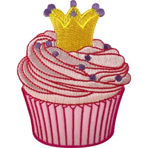 Puede incluir: Un parche bordado con forma de cupcake que presenta un envoltorio plisado de color rosa claro y glaseado rosa claro en espiral con pequeñas chispas moradas. Una corona amarilla brillante con detalles morados corona el glaseado.