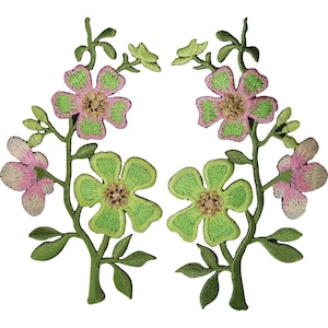 以下が含まれることがあります： 緑の葉と花がついた茎が特徴の、左右対称の刺繍入り花柄ワッペン2枚セット。各枝には、中央が金色の大きなライトグリーンの花と、小さめのピンクとグリーンの花が描かれており、側面にはピンクのつぼみが添えられています。