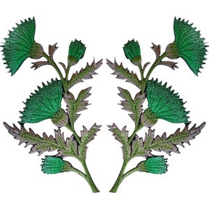 Pode incluir: Um par de emblemas bordados simétricos com flores de cardo verdes e folhas serrilhadas. Cada emblema apresenta um cardo central em flor, um botão mais pequeno e folhagem detalhada com bordas cinzentas esverdeadas em fio denso.