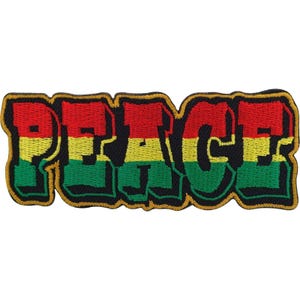 Puede incluir: Un parche bordado que muestra la palabra PEACE en letras de bloque. Cada letra tiene rayas horizontales con rojo en la parte superior, amarillo en el medio y verde en la parte inferior, delineadas en negro con un borde amarillo grueso.