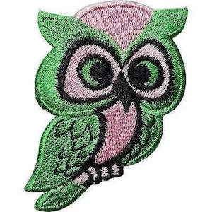 Puede incluir: Un parche bordado con un diseño de búho estilizado. El búho tiene plumas de color verde brillante, pecho y frente de color rosa claro, y ojos grandes y prominentes con contornos negros e iris verdes. La figura está bordeada por costuras negras.