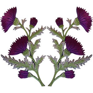 Könnte beinhalten: Zwei symmetrische Stickaufnäher mit dunkelvioletten Distelblüten, gezackten grünen Blättern und Stängeln. Jeder Aufnäher zeigt eine große blühende Distelblüte oben und in der Mitte sowie kleinere Knospen an der Basis und am oberen Stängel.