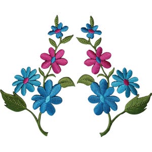 Può includere: Due toppe floreali ricamate simmetriche con steli, foglie verdi e fiori vivaci. Ogni stelo presenta un piccolo fiore blu in cima, un fiore rosa brillante al centro e due fiori blu più grandi alla base.