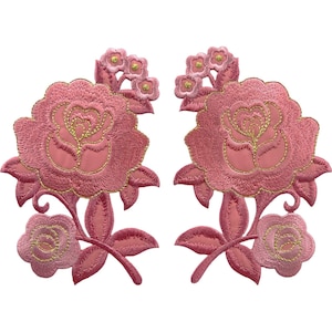 Puede incluir: Dos parches bordados idénticos que presentan una gran rosa central de color rosa con detalles en hilo dorado, acompañados de capullos de rosa más pequeños y hojas. El diseño floral está realizado en tonos rosa con acentos dorados metálicos.