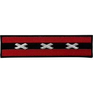 Könnte beinhalten: Ein rechteckiger gestickter Aufnäher mit einem horizontalen Design, bestehend aus einem schwarzen Mittelstreifen, der von zwei roten Streifen flankiert wird. Drei weiße, gestickte X-Symbole sind gleichmäßig auf dem schwarzen Mittelstreifen verteilt.