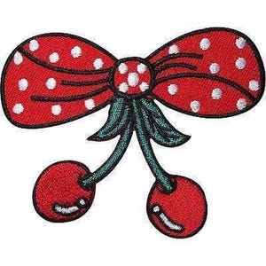 Peut inclure: Un écusson brodé représentant un nœud rouge à pois blancs placé au-dessus de deux cerises rouges avec des tiges et des feuilles vertes. Le motif est souligné par un fil noir, formant la silhouette d'un nœud attaché à deux cerises.