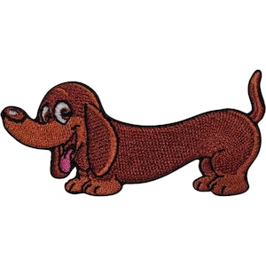 Pode incluir: Um emblema bordado apresentando um cão dachshund de desenho animado com pelo castanho, corpo longo, orelhas caídas e uma expressão feliz com a boca aberta mostrando uma língua rosa. O design é contornado com fio preto sobre fundo branco.