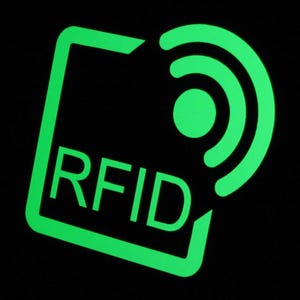 Peut inclure: Une icône graphique vert vif sur un fond noir uni. Le design présente un contour carré aux coins arrondis, le texte RFID en lettres capitales grasses, et un symbole de signal composé d'un cercle plein et de deux arcs de cercle.