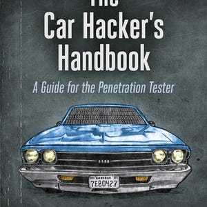 Può includere: La copertina del libro The Car Hacker's Handbook: A Guide for the Penetration Tester di Craig Smith. Presenta un'auto blu con codice binario sul parabrezza, una targa con la scritta 7E80427 e il logo No Starch Press in basso.