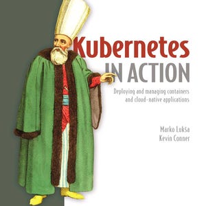 以下が含まれることがあります： Marko LukšaとKevin Connerによる書籍「Kubernetes in Action Second Edition」の表紙には、白い高い帽子と緑のローブを身にまとった人物の歴史的なイラストが描かれており、白い背景に赤とグレーのタイトルテキストが配置されています。