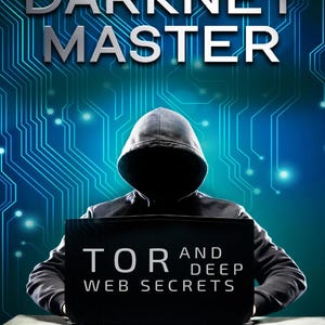 Può includere: Una copertina di libro intitolata DARKNET MASTER con il sottotitolo TOR AND DEEP WEB SECRETS di Procolo Scotto. La copertina mostra una figura incappucciata in silhouette dietro un portatile su uno sfondo blu con circuiti digitali.