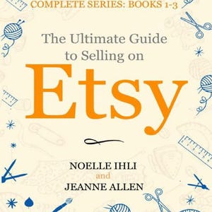 Pode incluir: Uma capa de livro intitulada The Ultimate Guide to Selling on Etsy, Complete Series: Books 1-3, por Noelle Ihli e Jeanne Allen. O fundo creme apresenta ilustrações de linha azul de ferramentas de artesanato como tesouras, réguas e novelos de lã.
